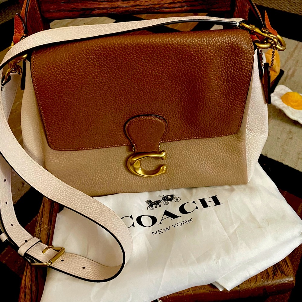I’m selling a Coach Bag I bought and never wore hope you enjoy it
